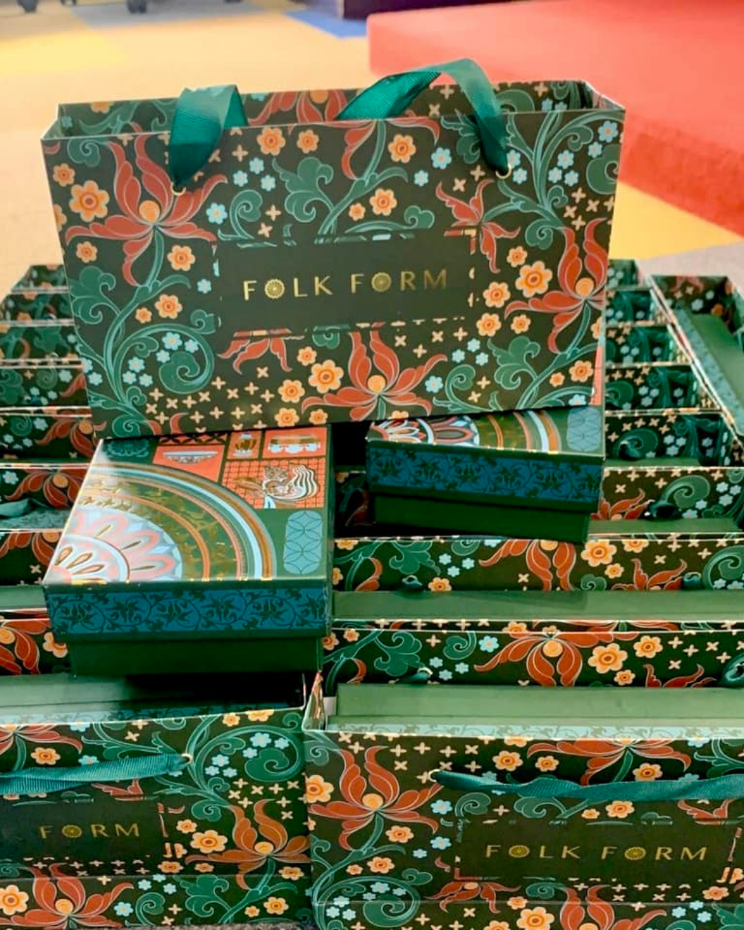 Quà Tặng Cao Cấp Tinh Xảo / Khăn Lụa Vuông Hương Vân Long Mộng / Xanh Lam Đậm