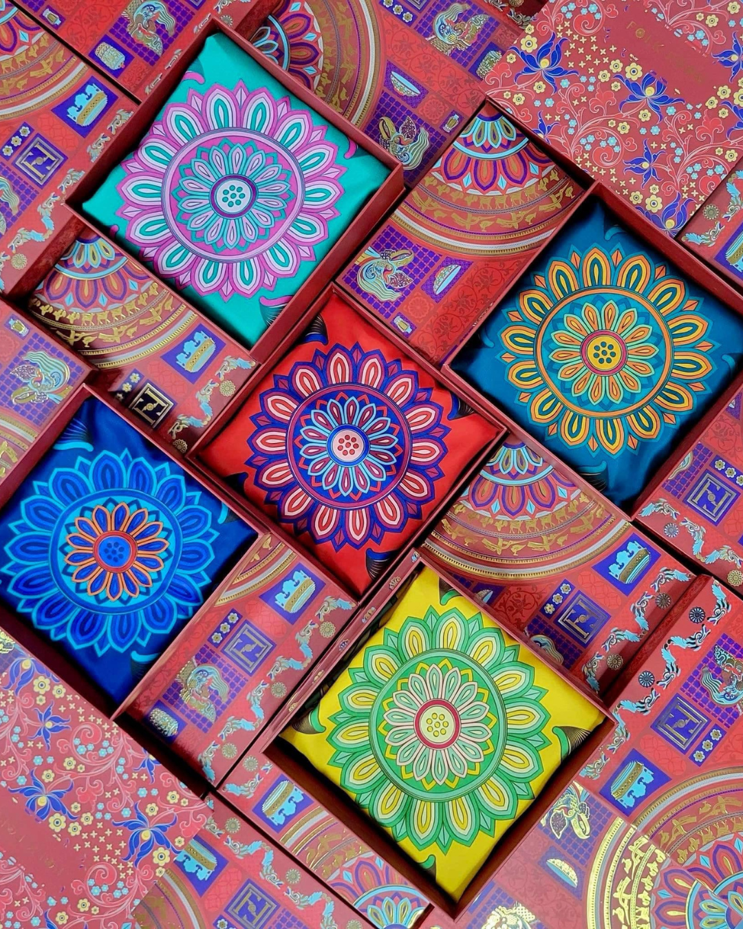 Quà Tặng Cao Cấp Tinh Tế / Khăn Lụa Vuông Cố Đô Liên Hoạ / Hồng & Xanh Lá