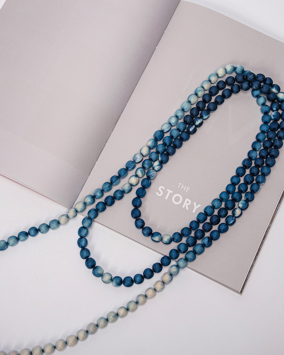 Vòng Hạt Bọc Lụa Nhuộm Loang / Xanh Than & Trắng / 110cm