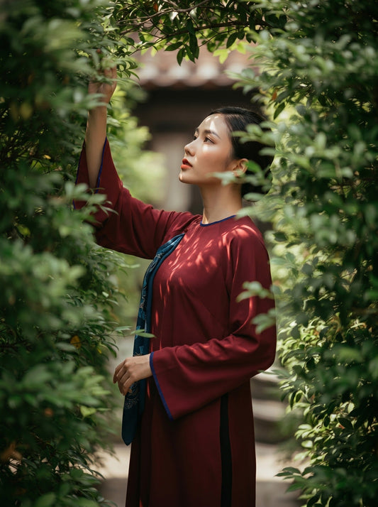 Trang Phục Là Ngôn Ngữ Ngoại Giao: Khí Chất Phụ Nữ Việt Qua Tà Áo Dài Lụa Tơ Tằm
