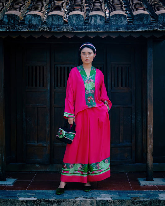 Vượt Lên Mọi Thước Đo: Khí Chất Phụ Nữ Trong Set Đồ Lụa Tơ Tằm Cao Cấp Folk Form