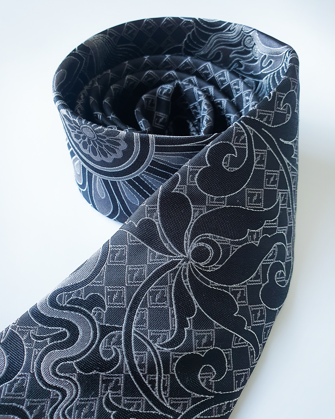 Quà Tặng Cao Cấp / Cà Vạt Lụa Gấm Hoa Văn Hắc Long / 8cm x 145cm