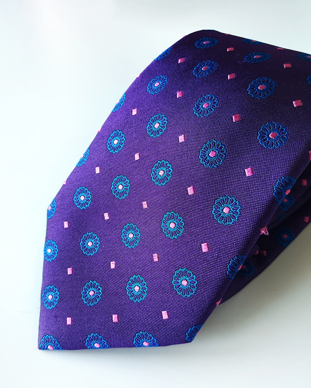 Quà Tặng Cao Cấp / Cà Vạt Lụa Gấm Hoa Văn Tử Liên Kèm Đôi Khuy Măng Sét / 8cm x 145cm