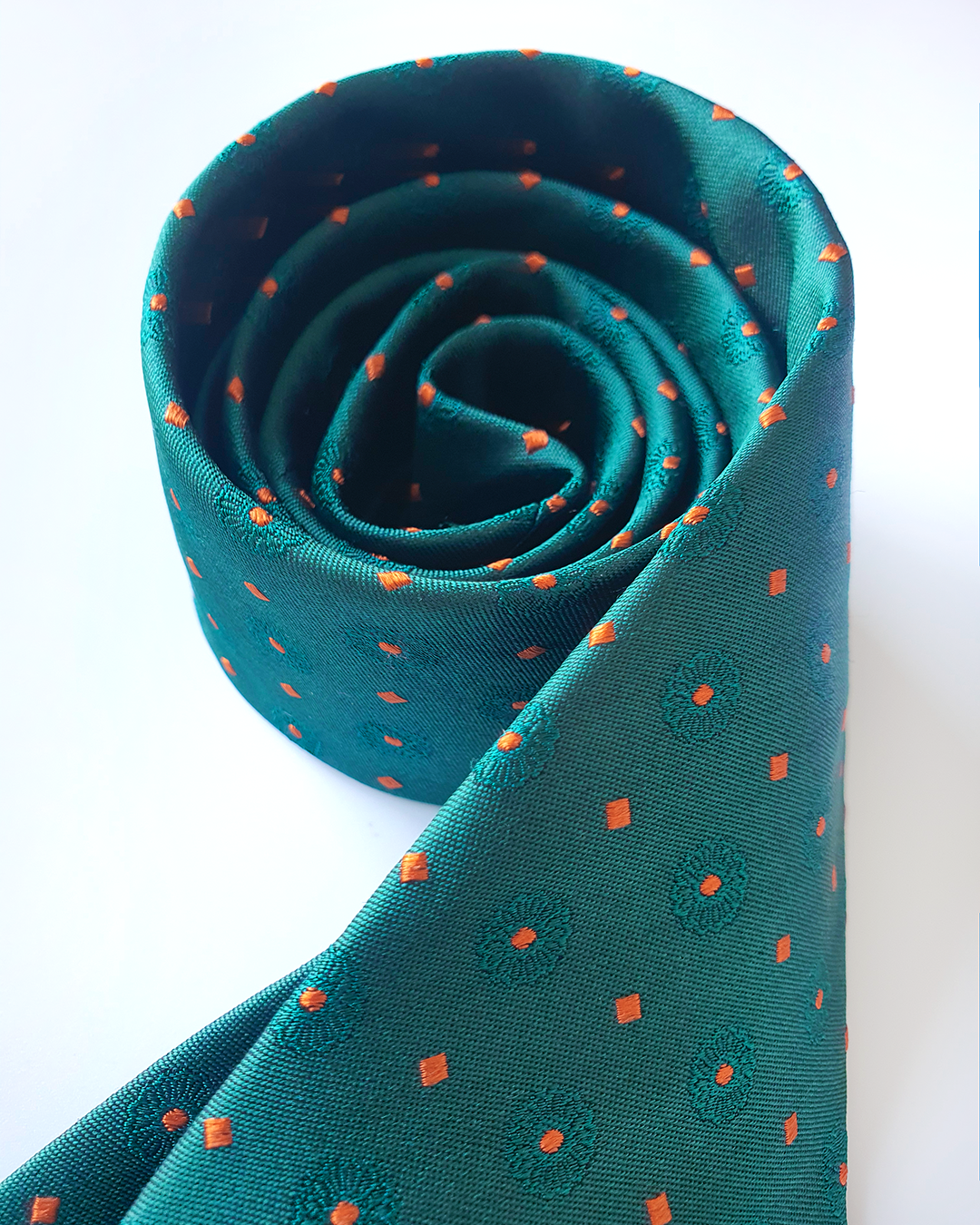 Quà Tặng Cao Cấp / Cà Vạt Lụa Gấm Hoa Văn Lục Bảo Kèm Đôi Khuy Măng Sét / 8cm x 145cm