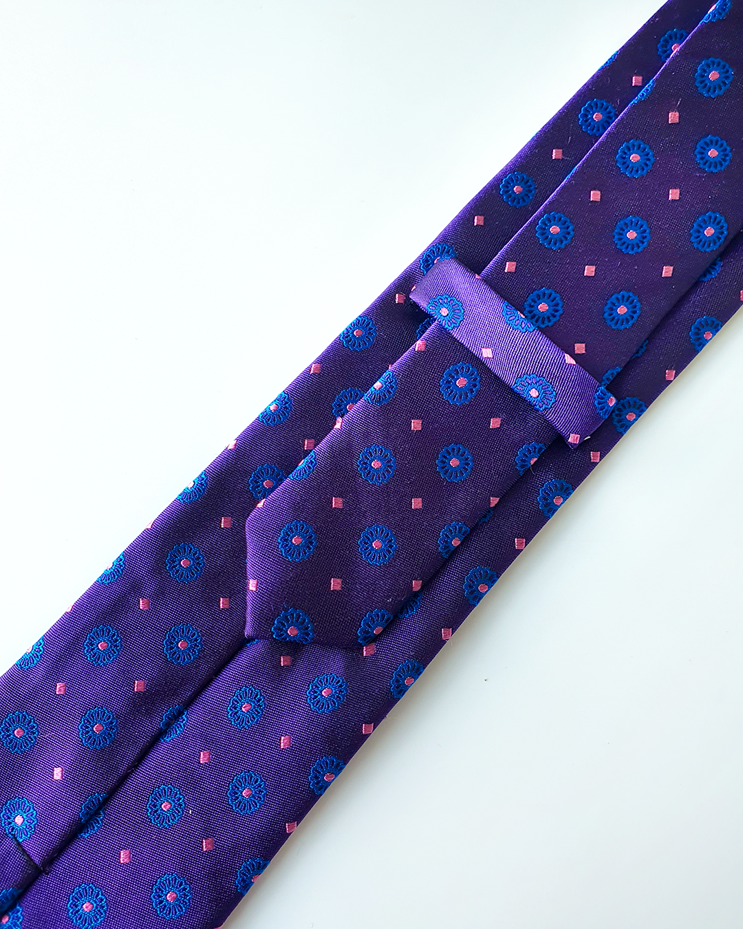 Quà Tặng Cao Cấp / Cà Vạt Lụa Gấm Hoa Văn Tử Liên Kèm Đôi Khuy Măng Sét / 8cm x 145cm