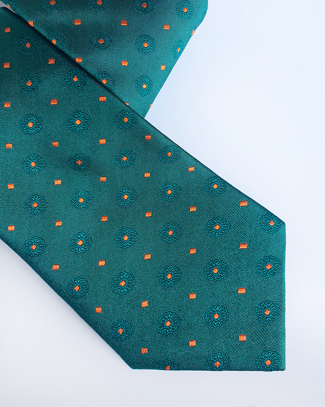 Quà Tặng Cao Cấp / Cà Vạt Lụa Gấm Hoa Văn Lục Bảo Kèm Đôi Khuy Măng Sét / 8cm x 145cm