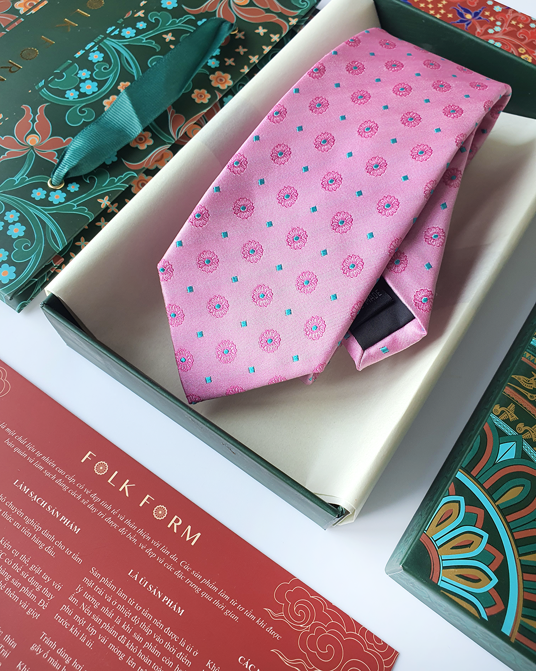 Cà Vạt Lụa Gấm Hoa Văn Phong Lưu Kèm Đôi Khuy Măng Sét / 8cm x 145cm