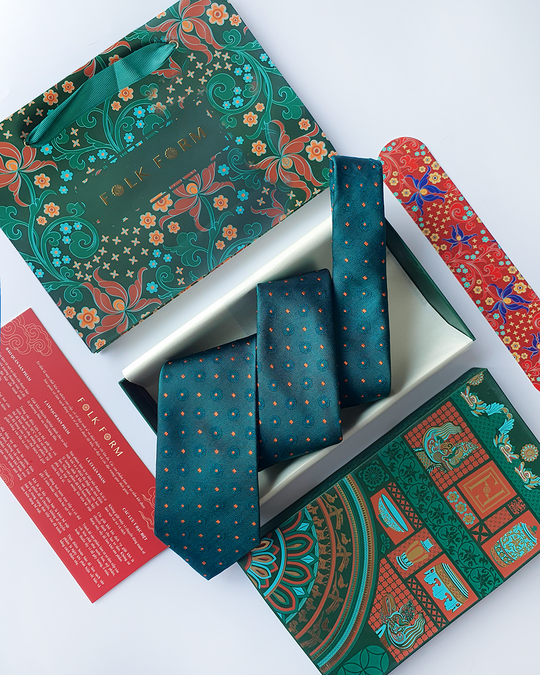 Quà Tặng Cao Cấp / Cà Vạt Lụa Gấm Hoa Văn Lục Bảo Kèm Đôi Khuy Măng Sét / 8cm x 145cm