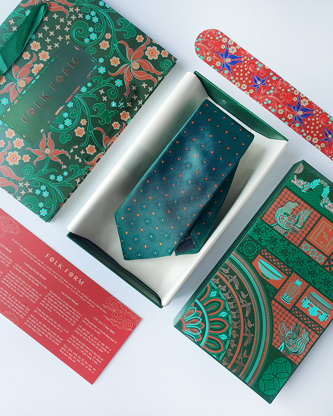 Quà Tặng Cao Cấp / Cà Vạt Lụa Gấm Hoa Văn Lục Bảo Kèm Đôi Khuy Măng Sét / 8cm x 145cm