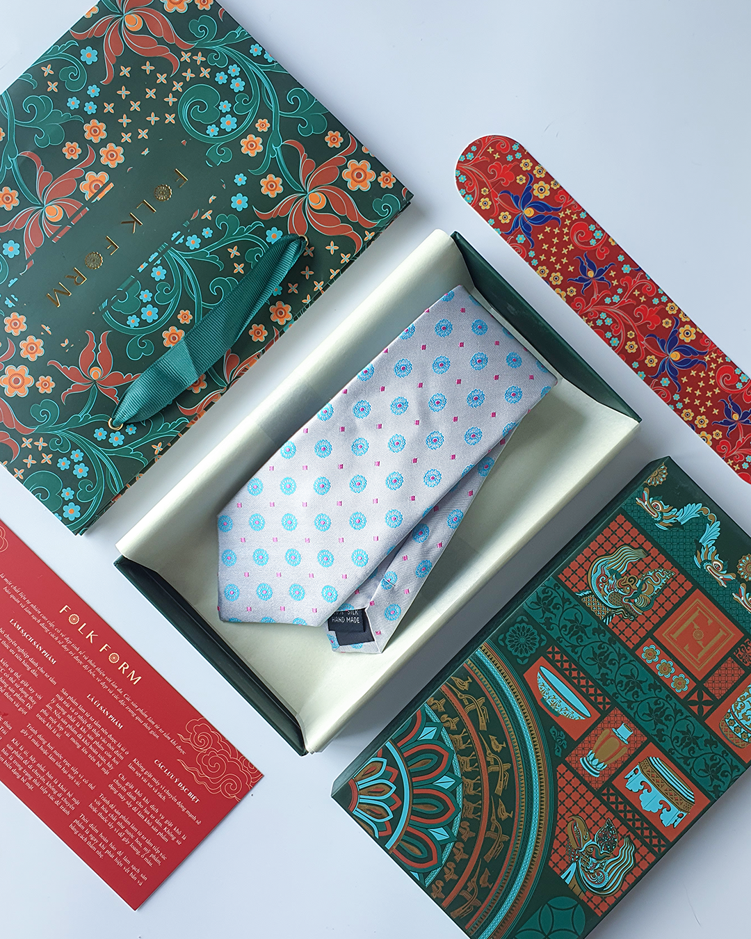 Quà Tặng Cao Cấp / Cà Vạt Lụa Gấm Hoa Văn Bạch Ngọc Kèm Đôi Khuy Măng Sét / 8cm x 145cm