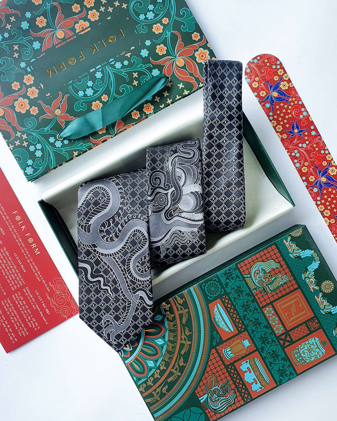 Quà Tặng Cao Cấp / Cà Vạt Lụa Gấm Hoa Văn Hắc Long / 8cm x 145cm