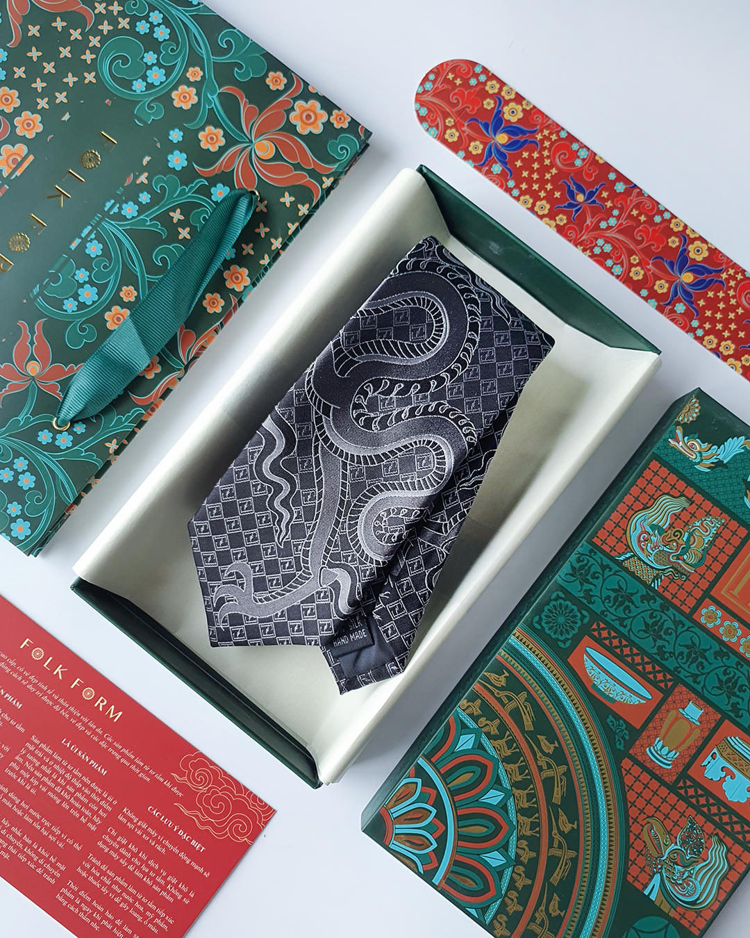 Quà Tặng Cao Cấp / Cà Vạt Lụa Gấm Hoa Văn Hắc Long / 8cm x 145cm