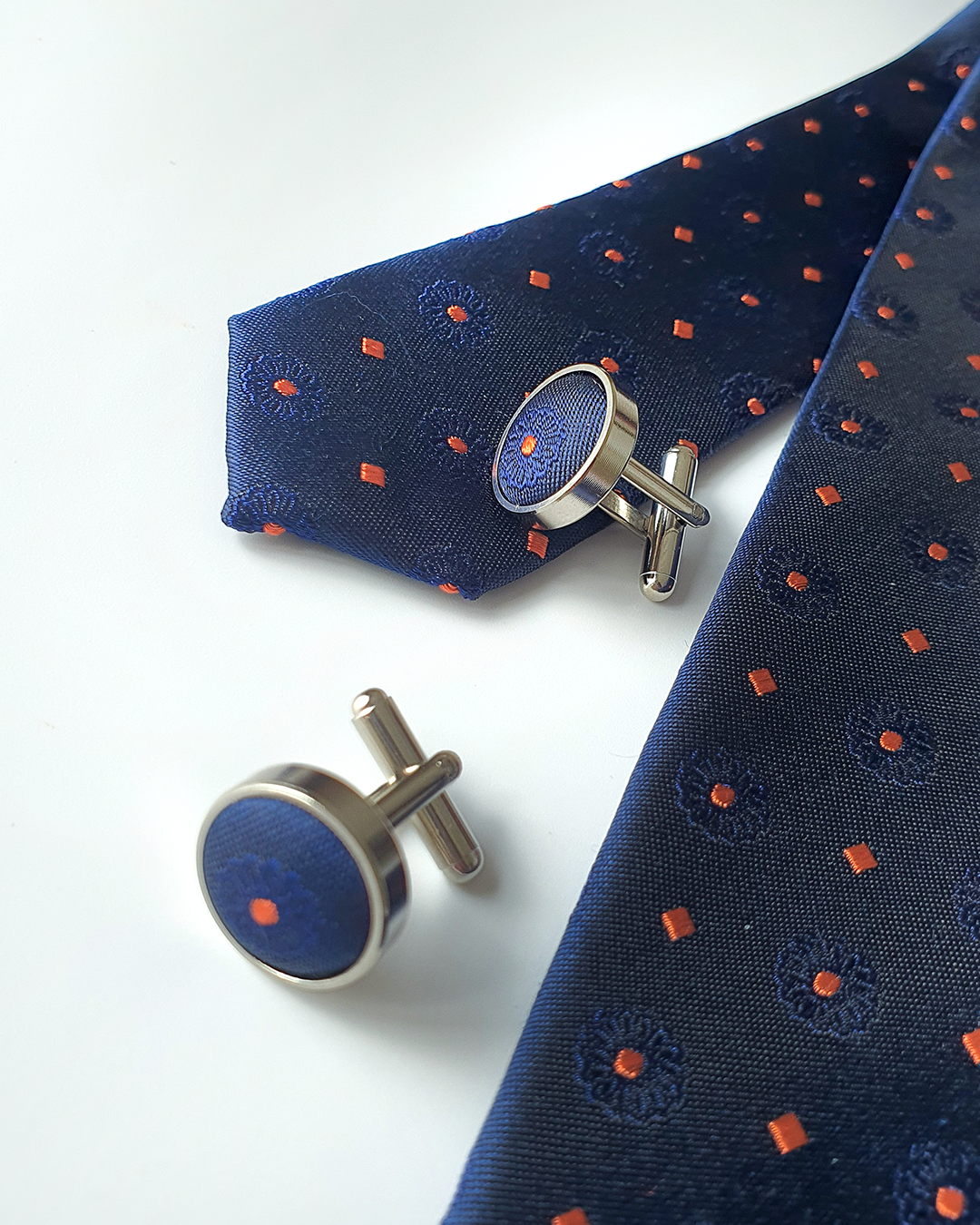 Quà Tặng Cao Cấp / Cà Vạt Lụa Gấm Hoa Văn Lam Ngọc Kèm Đôi Khuy Măng Sét / 8cm x 145cm