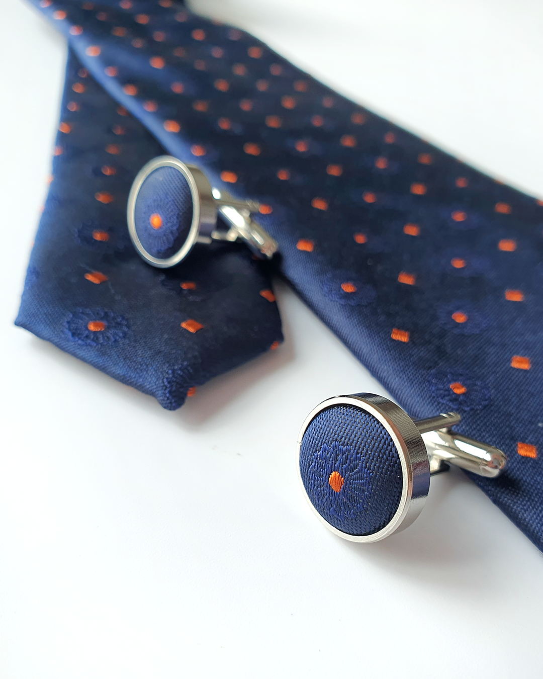 Quà Tặng Cao Cấp / Cà Vạt Lụa Gấm Hoa Văn Lam Ngọc Kèm Đôi Khuy Măng Sét / 8cm x 145cm