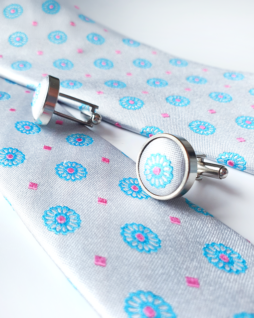 Quà Tặng Cao Cấp / Cà Vạt Lụa Gấm Hoa Văn Bạch Ngọc Kèm Đôi Khuy Măng Sét / 8cm x 145cm