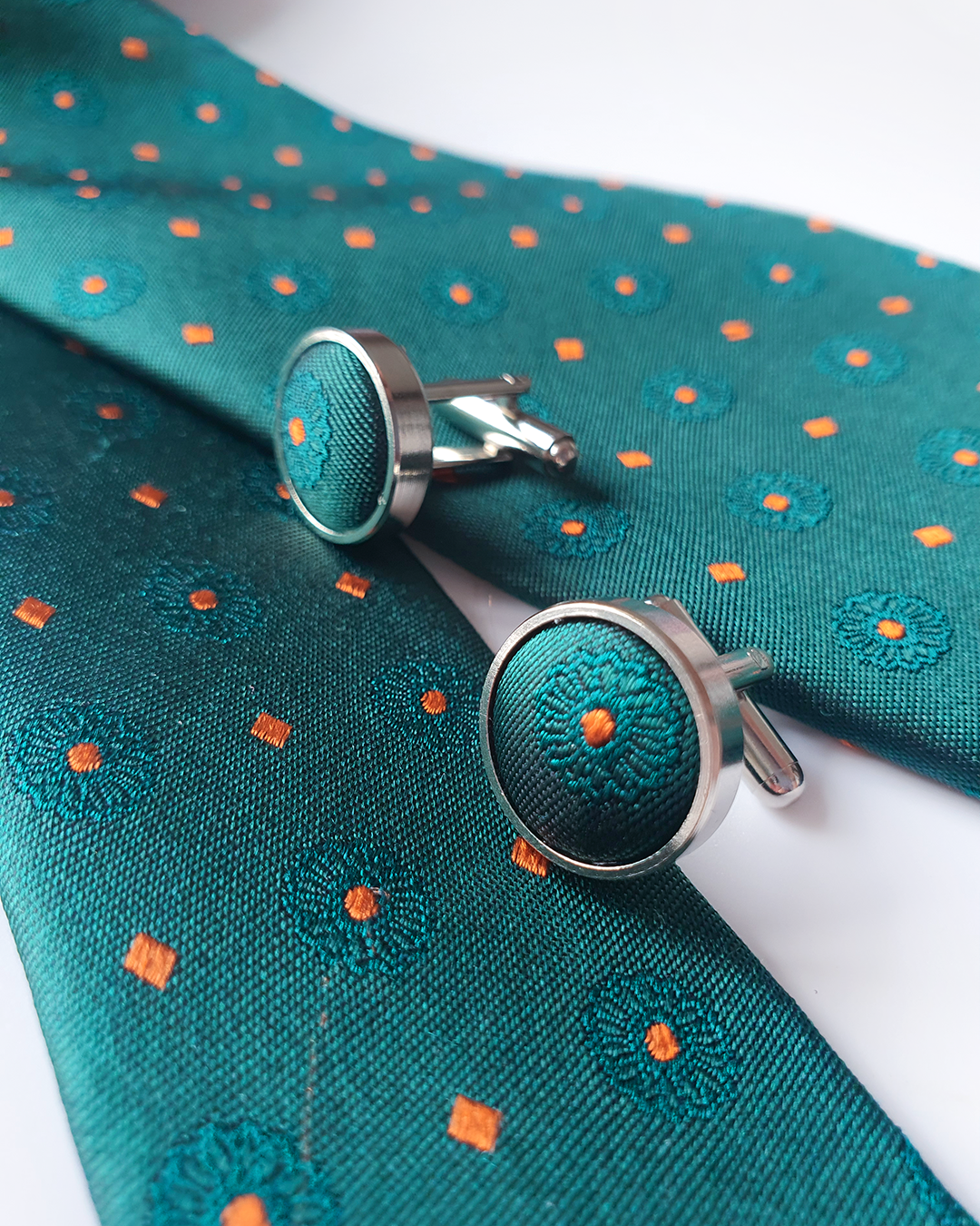 Quà Tặng Cao Cấp / Cà Vạt Lụa Gấm Hoa Văn Lục Bảo Kèm Đôi Khuy Măng Sét / 8cm x 145cm