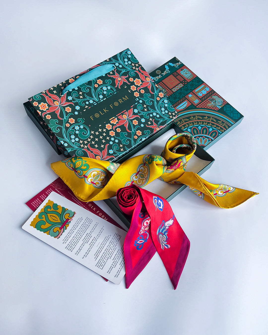 Quà Tặng Cao Cấp Tinh Sắc / Khăn Lụa Vuông Mây Hoạ Long Ân / Vàng