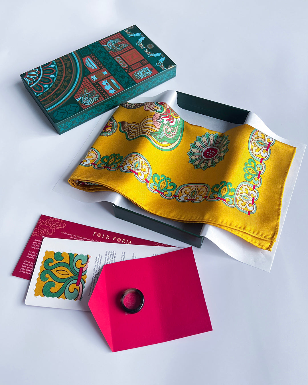 Quà Tặng Cao Cấp Tinh Nhã / Khăn Lụa Vuông Mây Hoạ Long Ân / Vàng