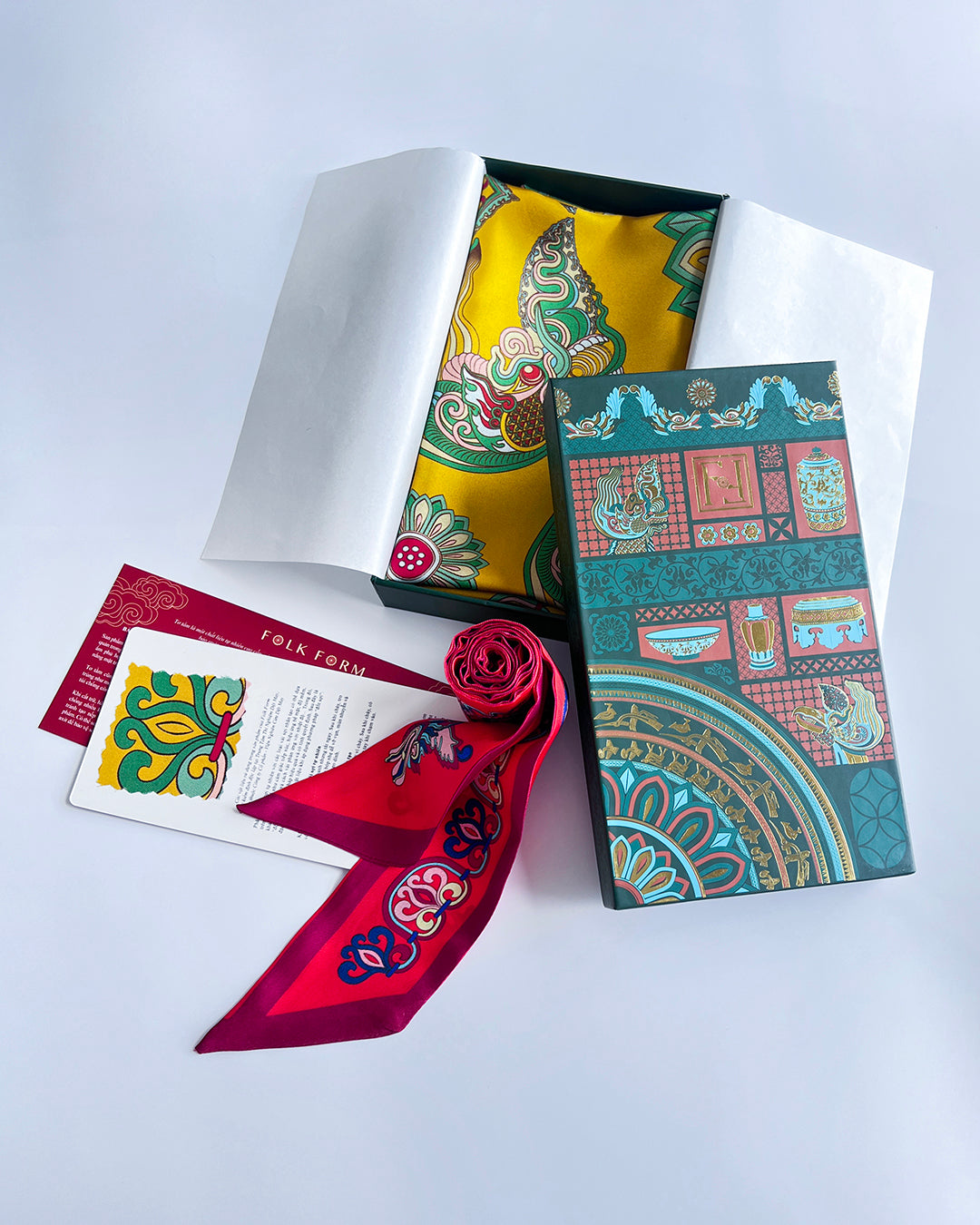 Quà Tặng Cao Cấp Tinh Sắc / Khăn Lụa Vuông Mây Hoạ Long Ân / Vàng