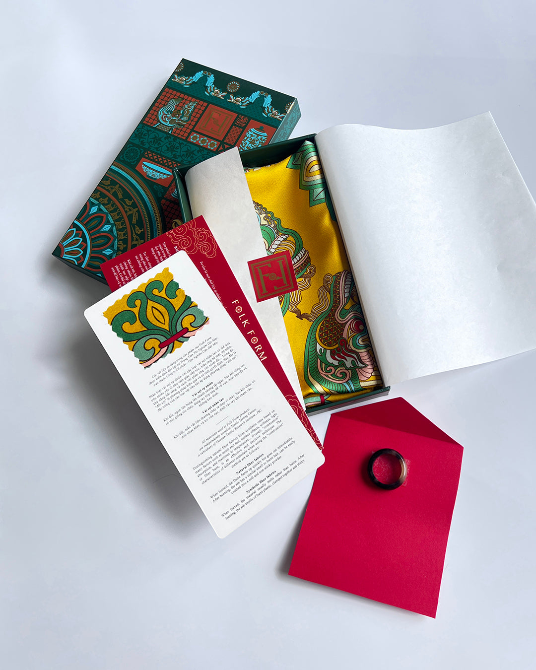 Quà Tặng Cao Cấp Tinh Nhã / Khăn Lụa Vuông Mây Hoạ Long Ân / Vàng