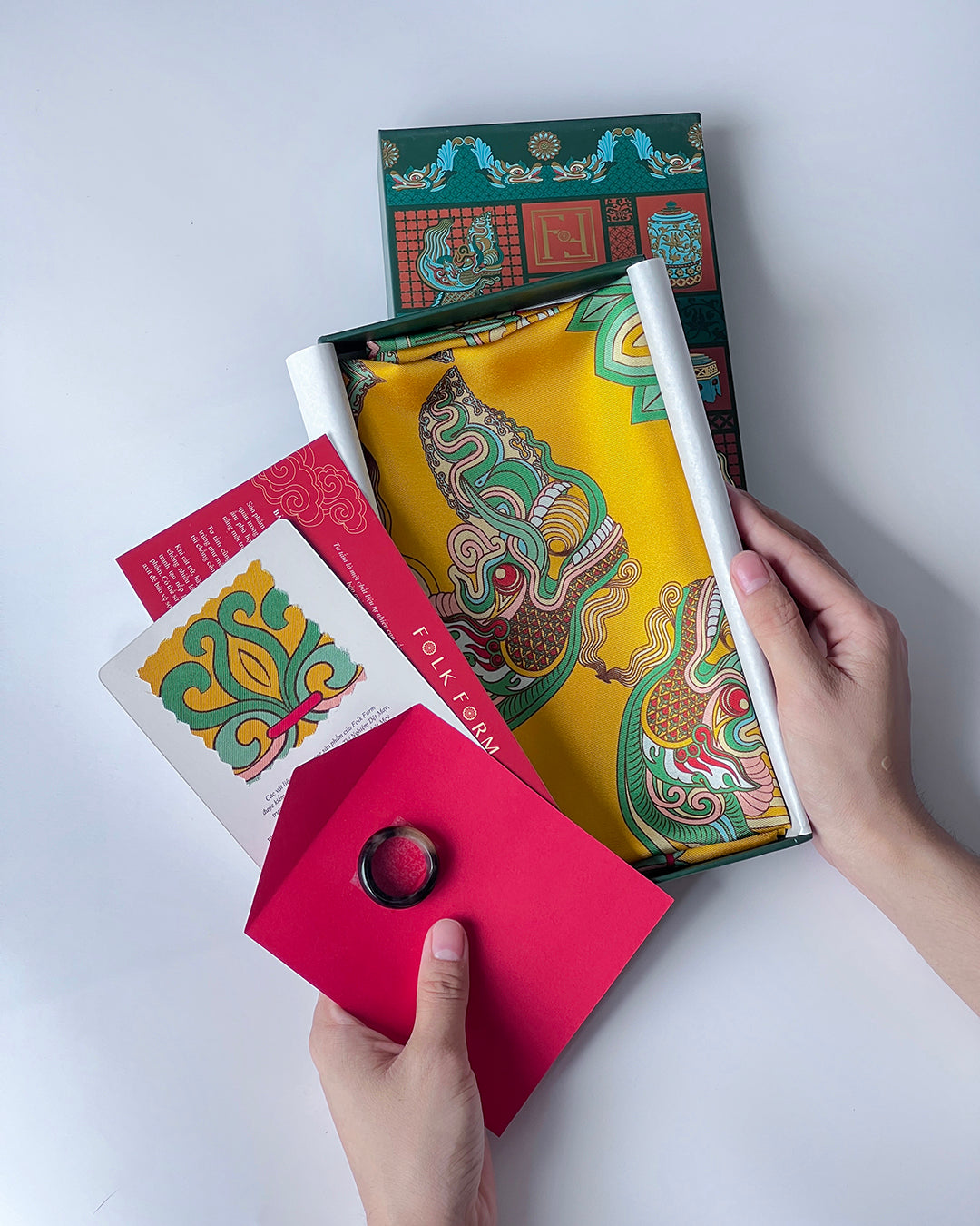 Quà Tặng Cao Cấp Tinh Nhã / Khăn Lụa Vuông Mây Hoạ Long Ân / Vàng