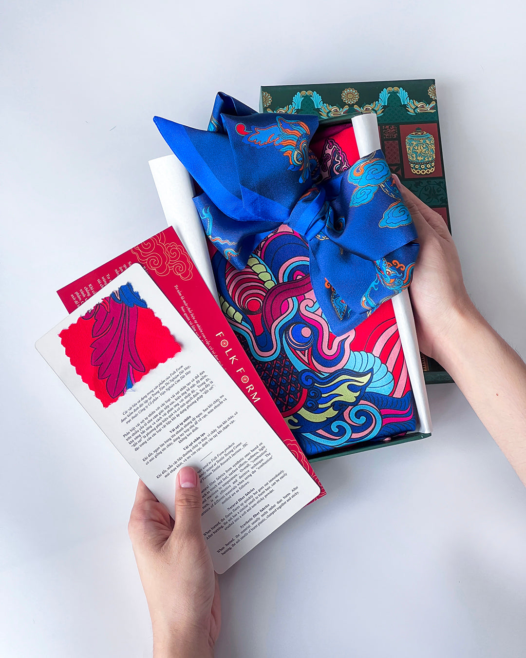 Quà Tặng Cao Cấp Tinh Sắc / Khăn Lụa Vuông Hương Vân Long Mộng / Đỏ