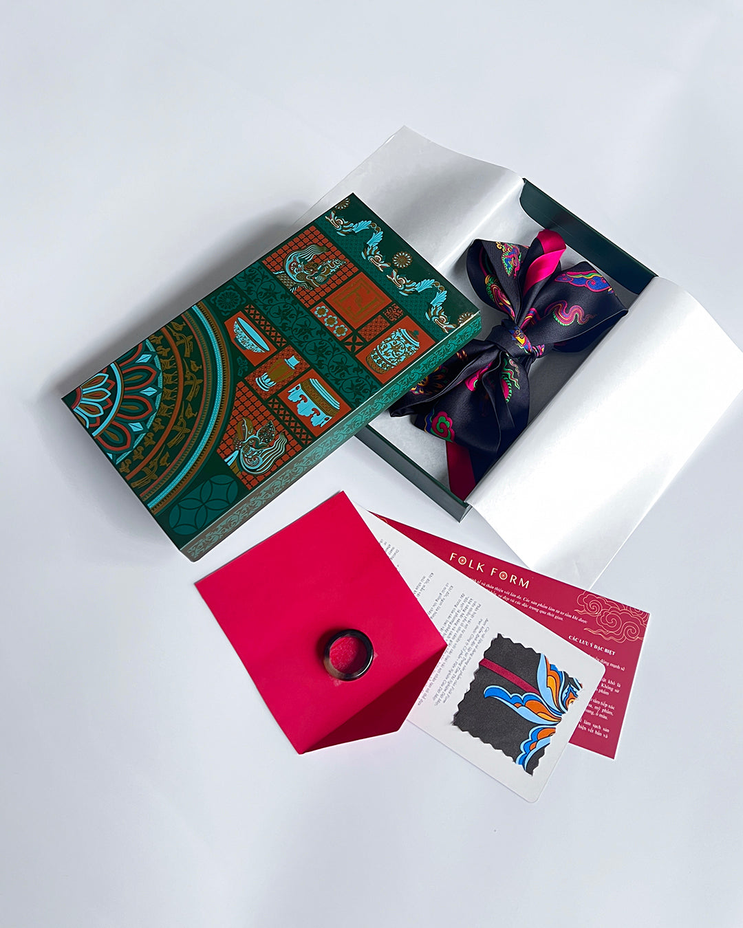 Quà Tặng Cao Cấp / Khăn Twilly Lụa Lý Quốc Ký Sự / Đen & Hồng / 6cm x 150cm