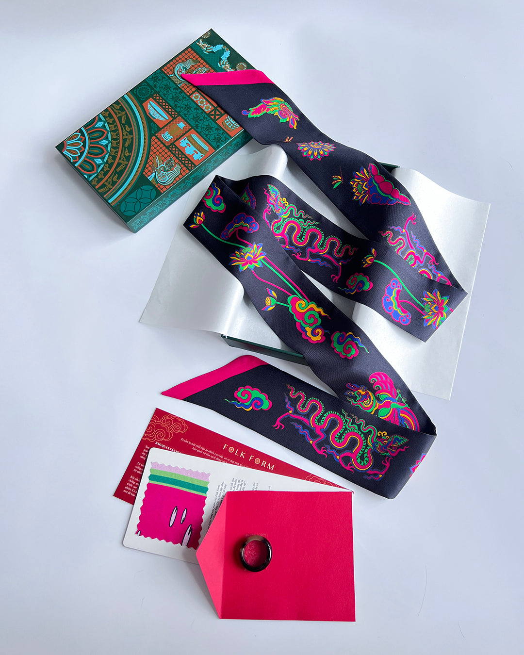 Quà Tặng Cao Cấp / Khăn Twilly Lụa Lý Quốc Ký Sự / Đen & Hồng / 6cm x 150cm