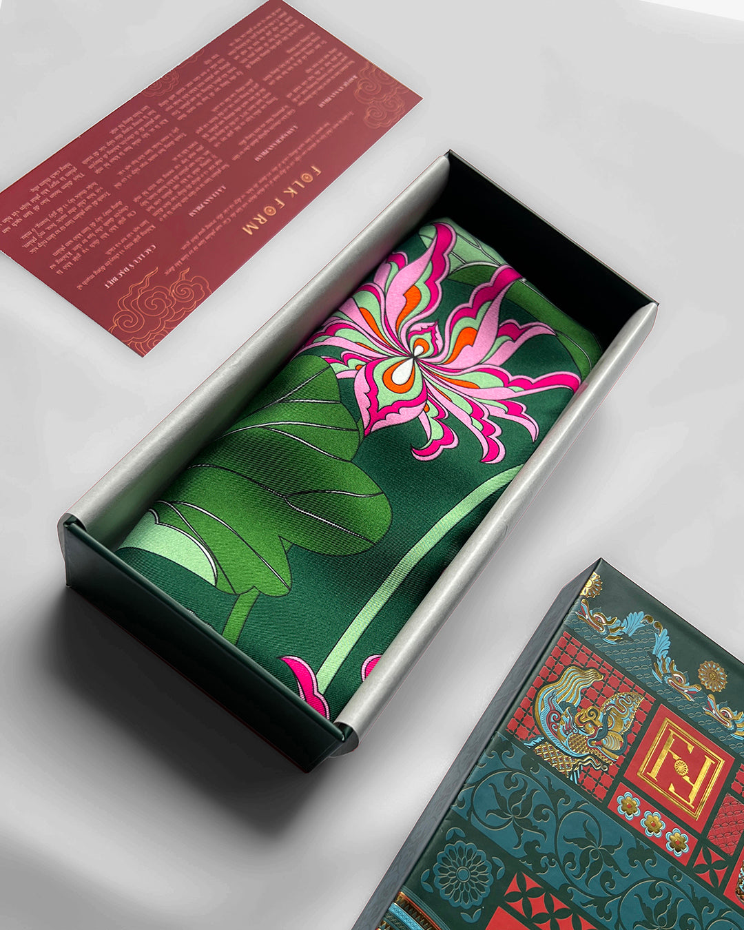 Quà Tặng Cao Cấp Tinh Tế / Khăn Lụa Vuông Uyên Ương Liên Hạ / Xanh Lá & Hồng