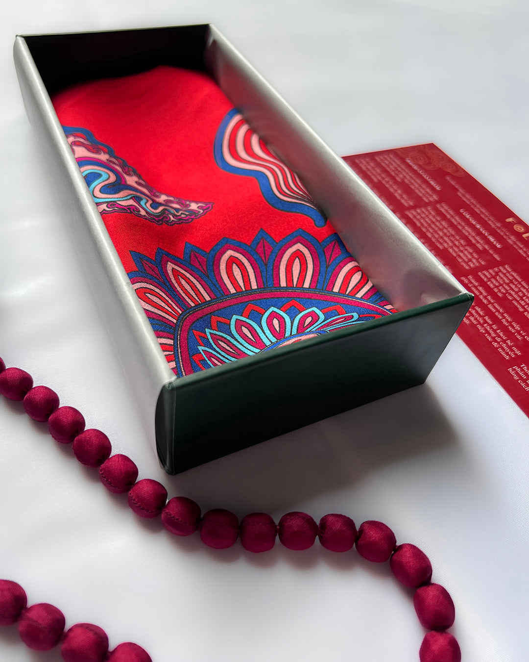 Quà Tặng Cao Cấp Tinh Vân / Khăn Lụa Vuông Hương Vân Long Mộng / Đỏ