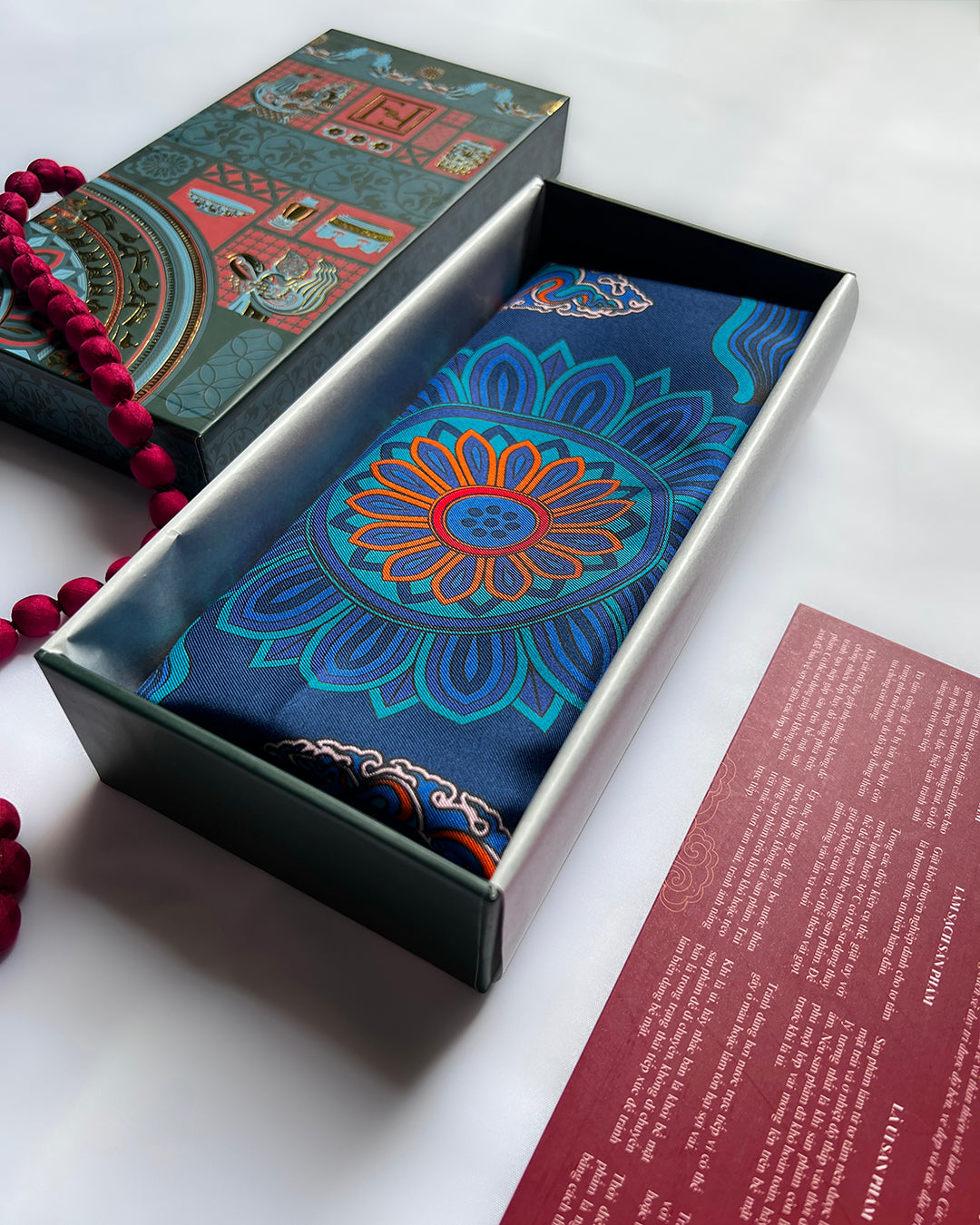 Quà Tặng Cao Cấp Tinh Vân / Khăn Lụa Vuông Hương Vân Long Mộng / Xanh Lam Đậm