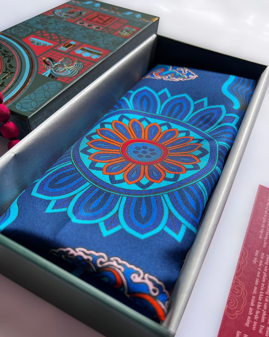 Quà Tặng Cao Cấp Tinh Vân / Khăn Lụa Vuông Hương Vân Long Mộng / Xanh Lam Đậm