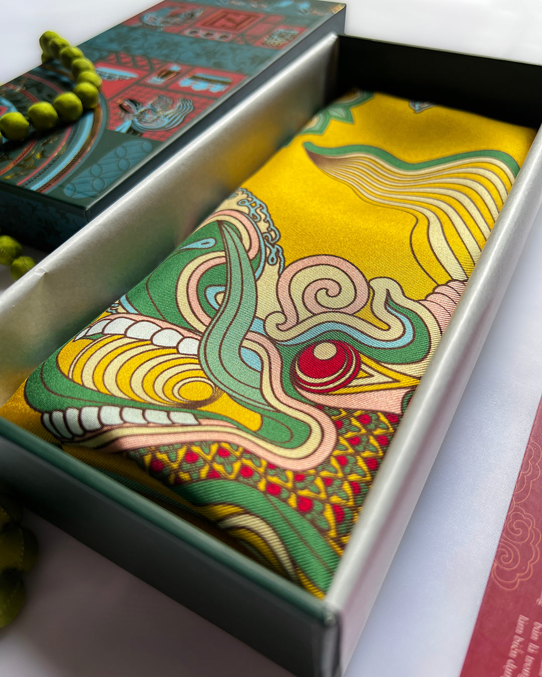 Quà Tặng Cao Cấp Tinh Vân / Khăn Lụa Vuông Mây Hoạ Long Ân / Vàng