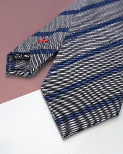 Quà Tặng Cao Cấp / Cà Vạt Lụa Gấm Hoa Văn Kẻ Chéo / Xám / 8cm x 145cm