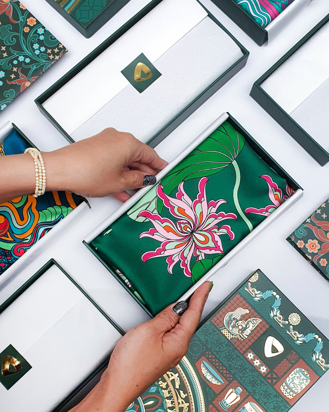 Set 3 Hộp Quà – Quà Tặng Doanh Nghiệp Cao Cấp Tinh Nhã / Khăn Lụa Vuông Phụng Vũ Vân Ca / Tím