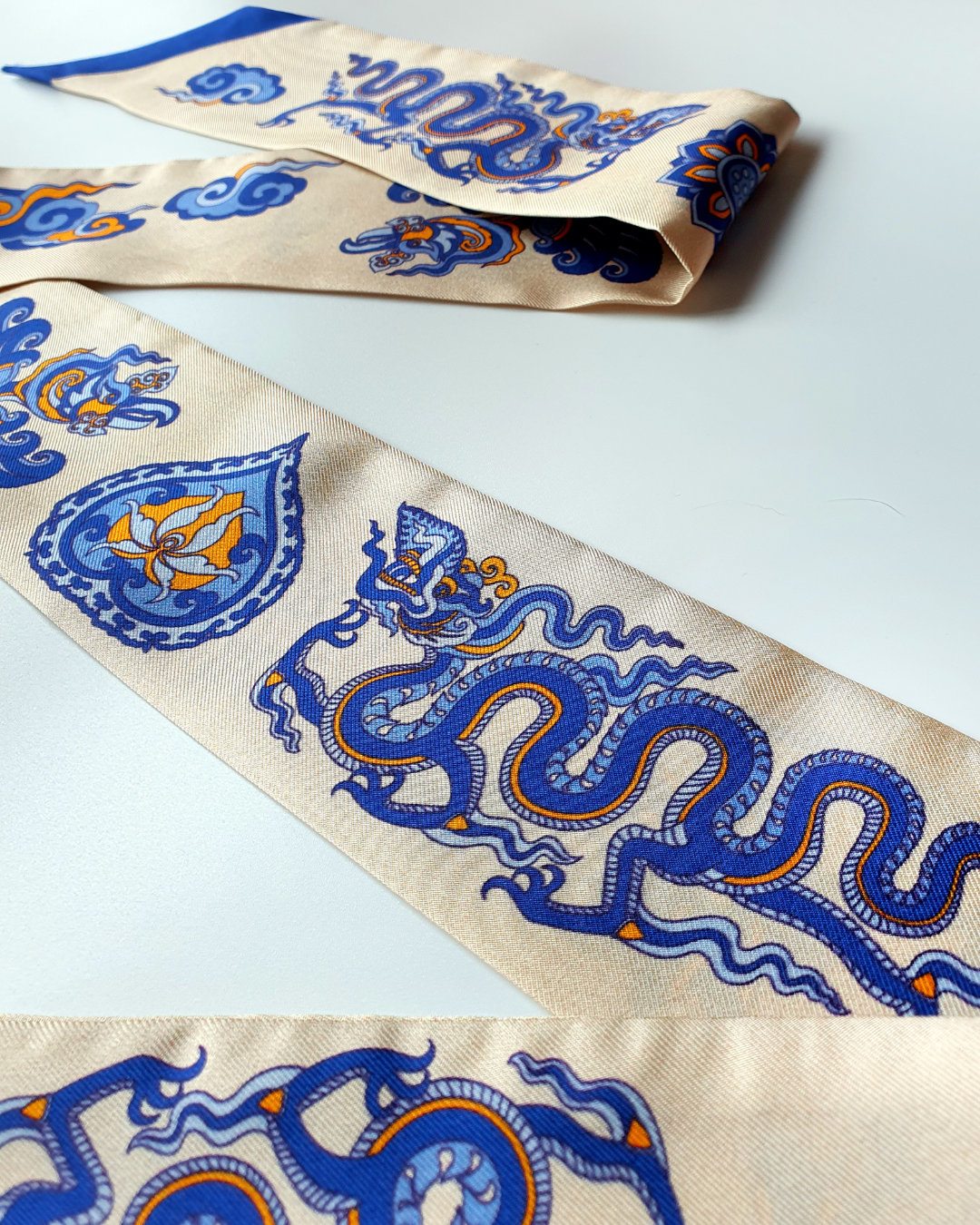 Quà Tặng Cao Cấp / Khăn Twilly Lụa Lý Quốc Ký Sự / Be & Xanh Dương / 6cm x 150cm