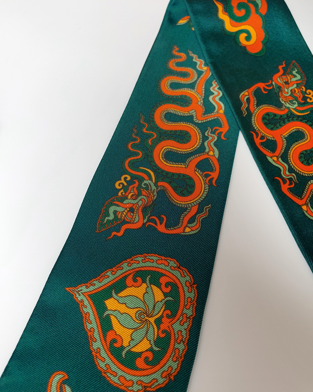 Quà Tặng Cao Cấp / Khăn Twilly Lụa Lý Quốc Ký Sự / Xanh Lá Đậm & Vàng / 6cm x 150cm