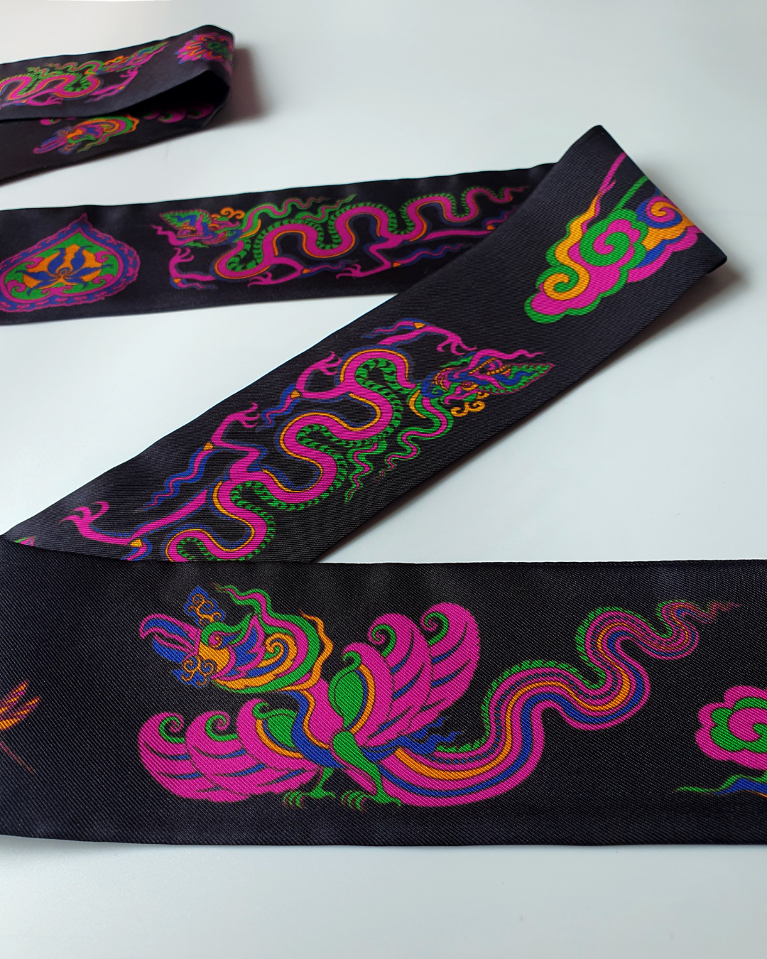 Quà Tặng Cao Cấp / Khăn Twilly Lụa Lý Quốc Ký Sự / Đen & Hồng / 6cm x 150cm