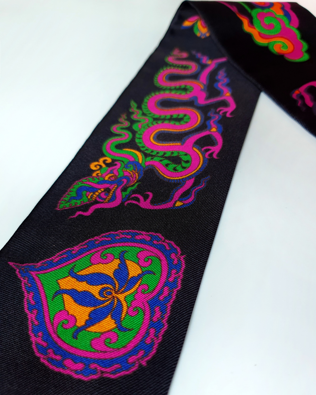 Quà Tặng Cao Cấp / Khăn Twilly Lụa Lý Quốc Ký Sự / Đen & Hồng / 6cm x 150cm