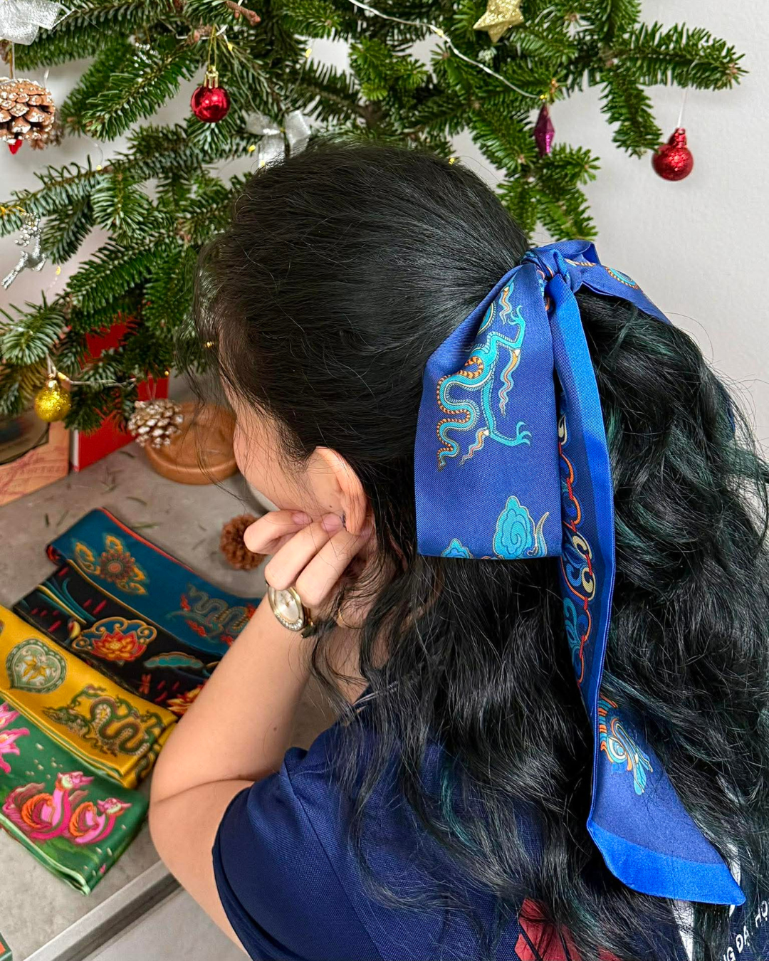 Quà Tặng Cao Cấp / Khăn Twilly Lụa Uyên Ương Liên Hạ / Xanh Lá & Hồng / 6cm x 150cm