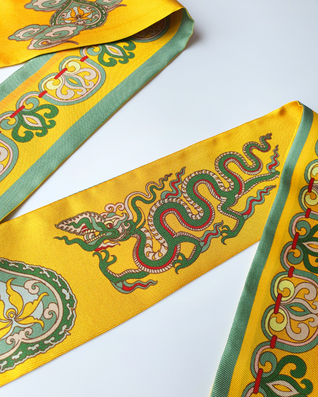 Quà Tặng Cao Cấp / Khăn Twilly Lụa Hương Vân Long Mộng / Xanh Lá & Vàng / 6cm x 150cm