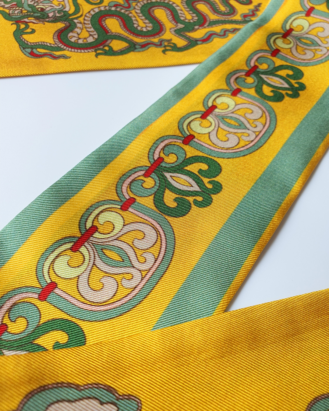 Quà Tặng Cao Cấp / Khăn Twilly Lụa Hương Vân Long Mộng / Xanh Lá & Vàng / 6cm x 150cm