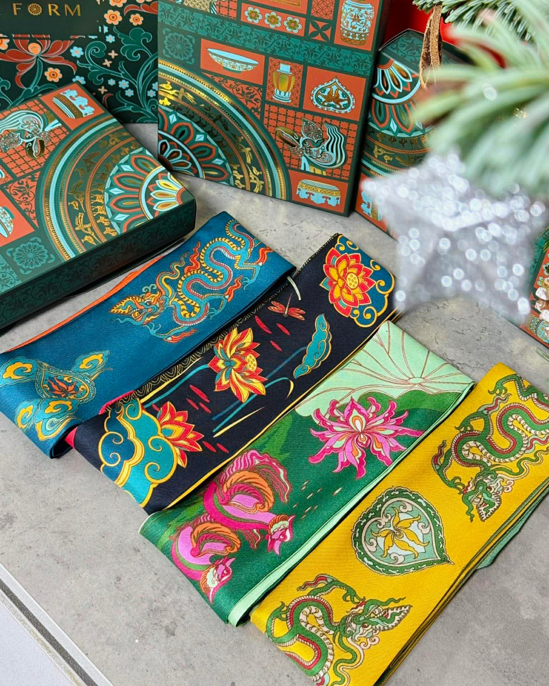 Quà Tặng Cao Cấp / Khăn Twilly Lụa Uyên Ương Liên Hạ / Xanh Lá & Hồng / 6cm x 150cm