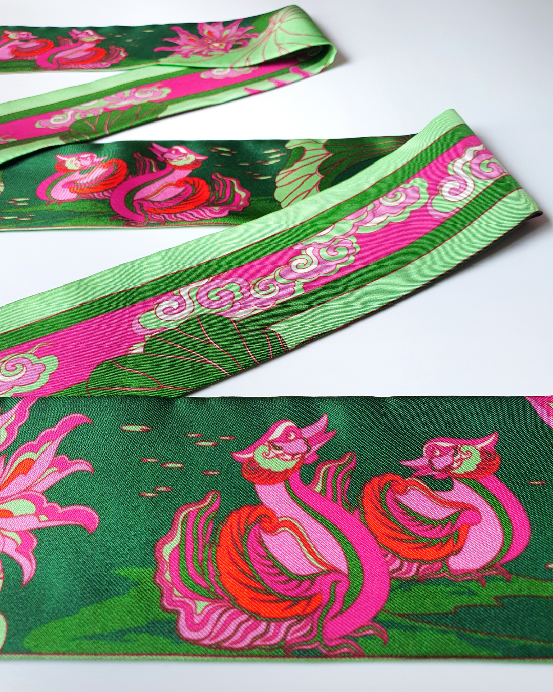 Quà Tặng Cao Cấp / Khăn Twilly Lụa Uyên Ương Liên Hạ / Xanh Lá & Hồng / 6cm x 150cm