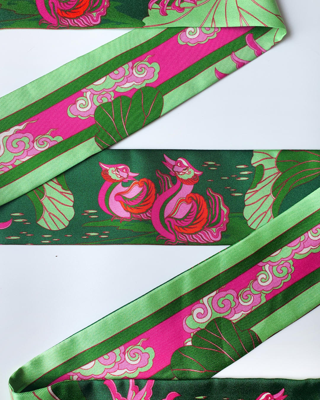 Quà Tặng Cao Cấp / Khăn Twilly Lụa Uyên Ương Liên Hạ / Xanh Lá & Hồng / 6cm x 150cm