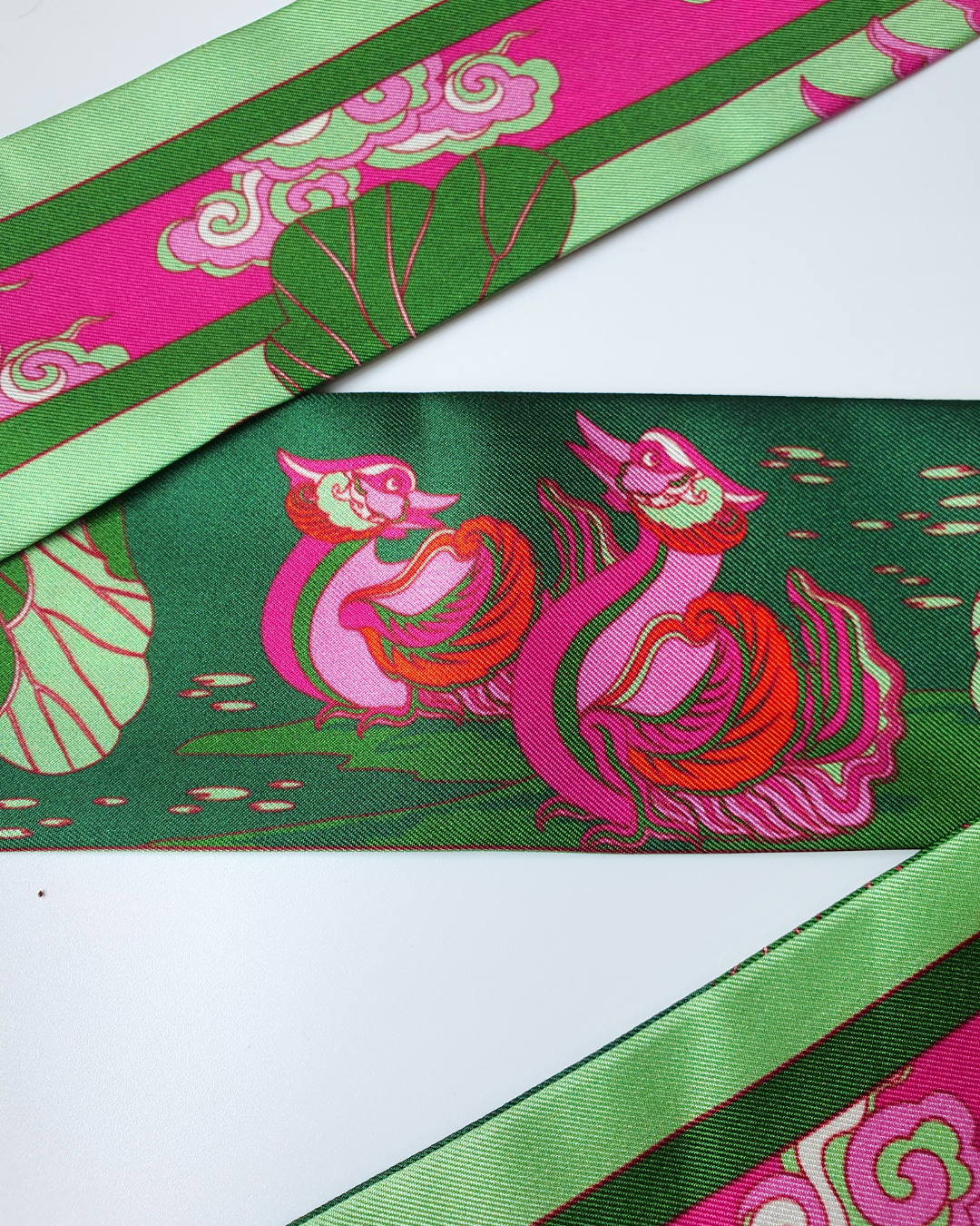 Quà Tặng Cao Cấp / Khăn Twilly Lụa Uyên Ương Liên Hạ / Xanh Lá & Hồng / 6cm x 150cm