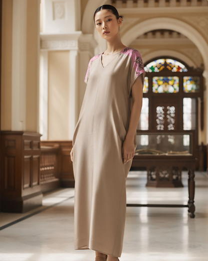 Đầm Lụa Cổ V Cộc Tay / Họa tiết Lụa Trơn Be Hồng & Twilly Phụng Vũ Vân Ca Hồng