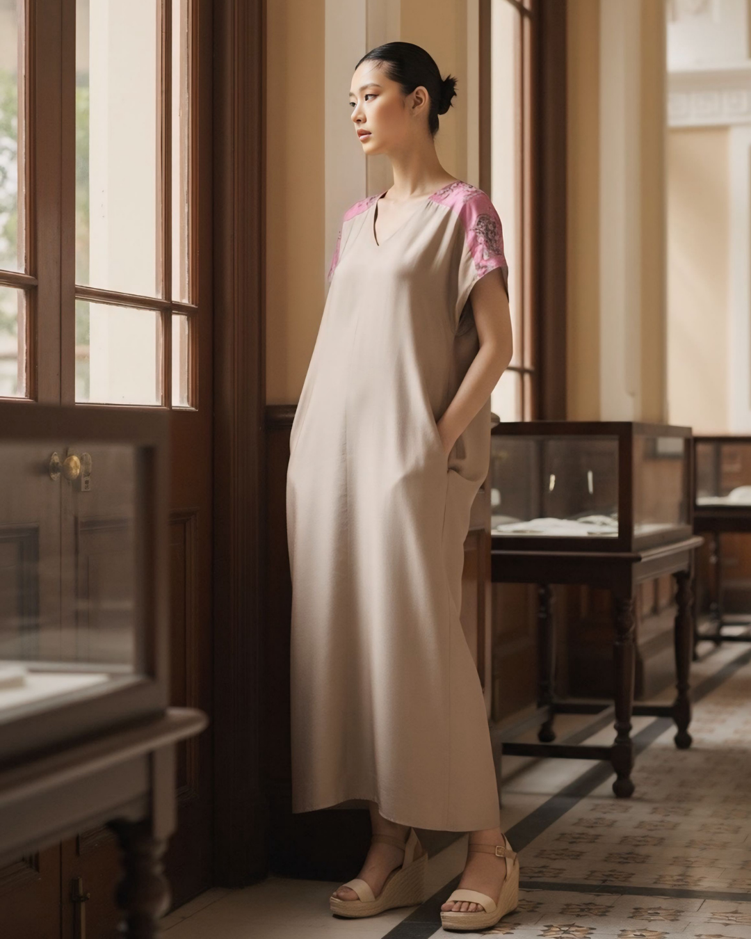 Đầm Lụa Cổ V Cộc Tay / Họa tiết Lụa Trơn Be Hồng & Twilly Phụng Vũ Vân Ca Hồng