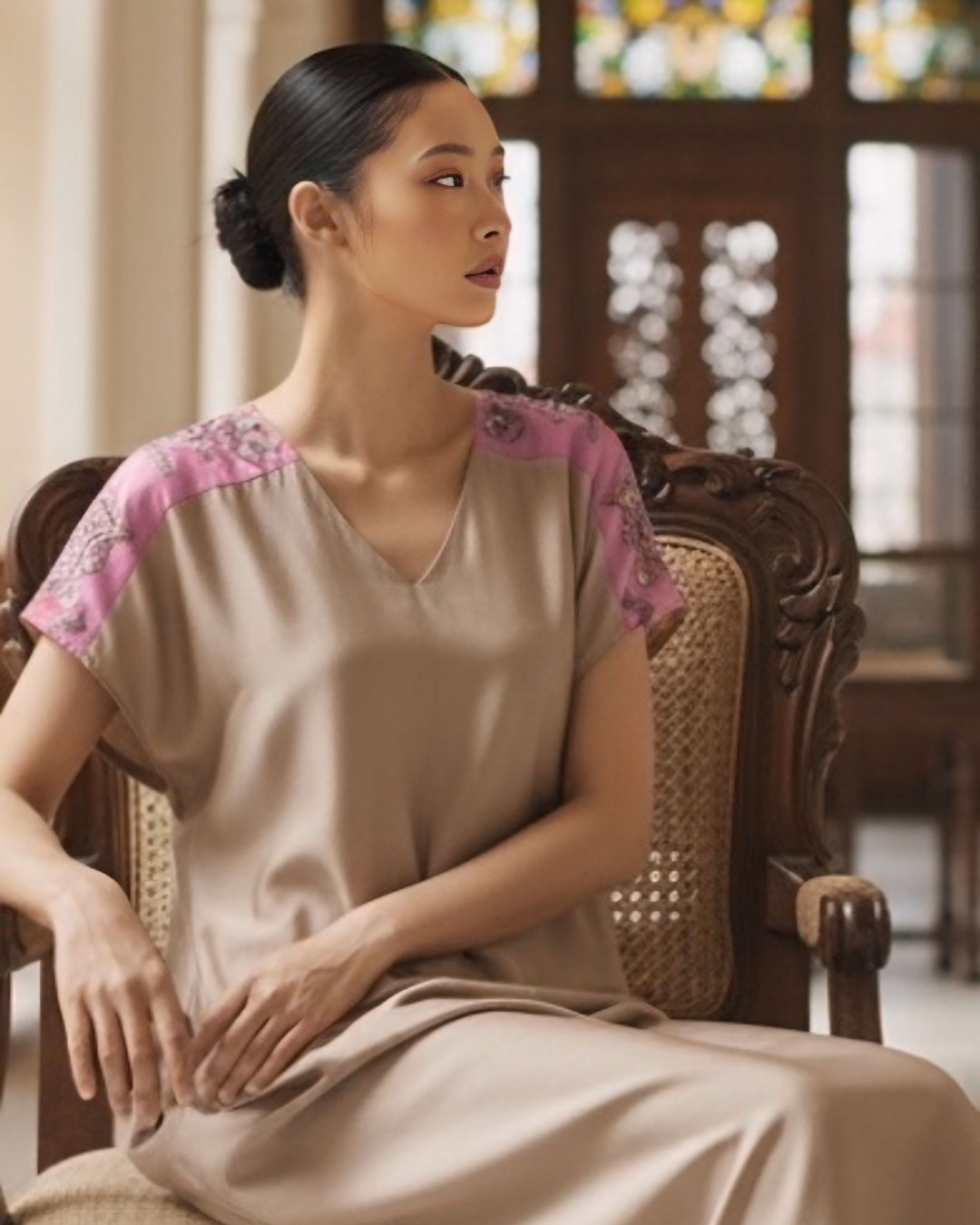 Đầm Lụa Cổ V Cộc Tay / Họa tiết Lụa Trơn Be Hồng & Twilly Phụng Vũ Vân Ca Hồng