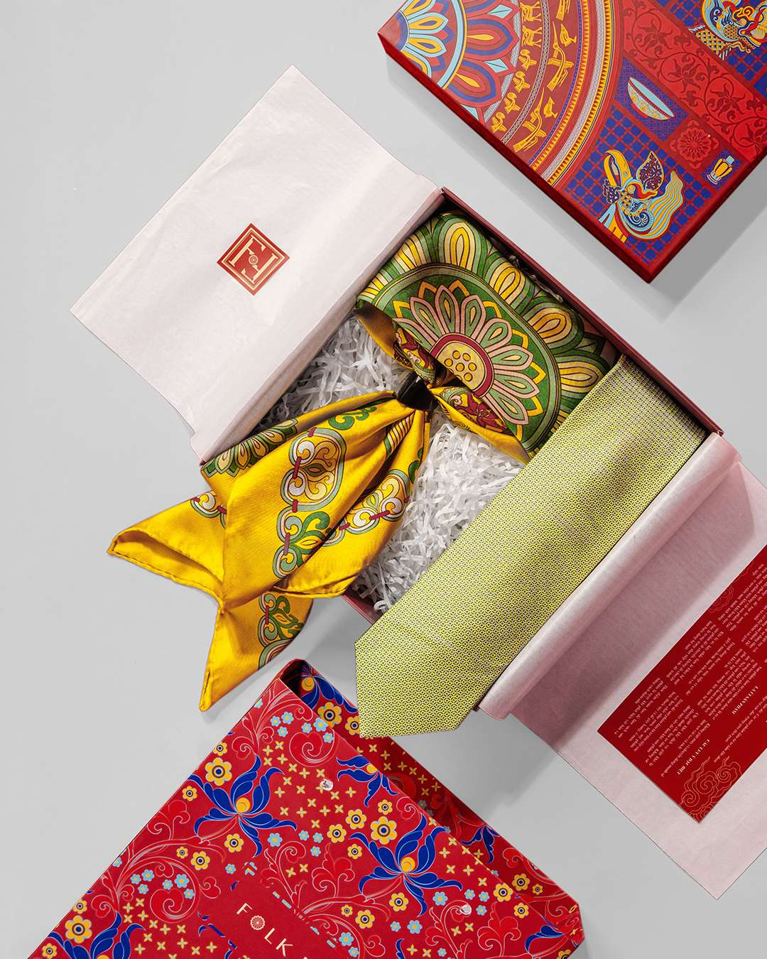 Quà Tặng Cao Cấp Tinh Xảo / Khăn Lụa Vuông Mây Hoạ Long Ân / Vàng